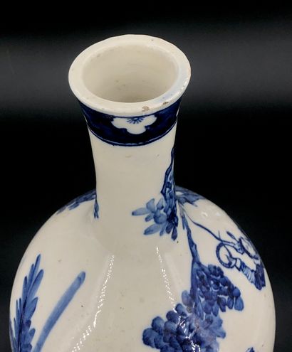 Vase pansu à col étroit en porcelaine bleu...
