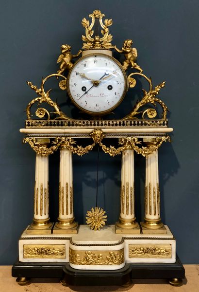 Pendule portique en marbre blanc veiné et...