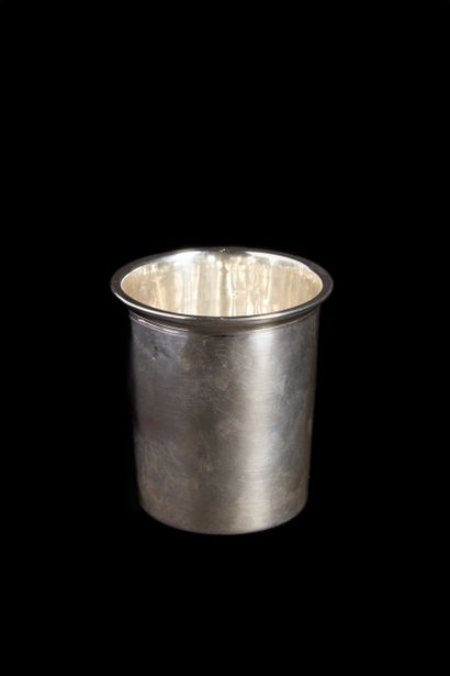 Timbale plate en argent à pans lisses.
Poinçons...