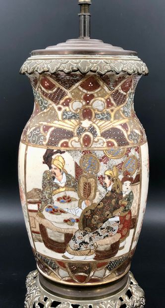 Vase en faïence de Satsuma, à décor de dignitaires...