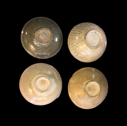 Quatre bols en céramique émaillée céladon,...