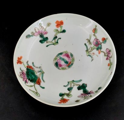Coupe en porcelaine et émaux de la famille...