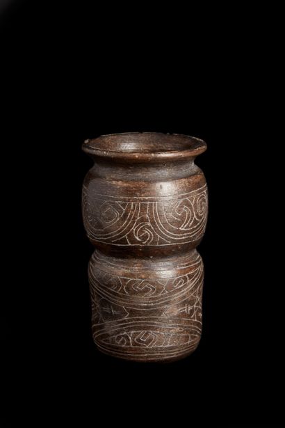 Petit vase cylindrique anthropomorphe figurant...