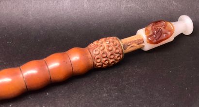 Pipe en bois annelé, avec embout en laiton...