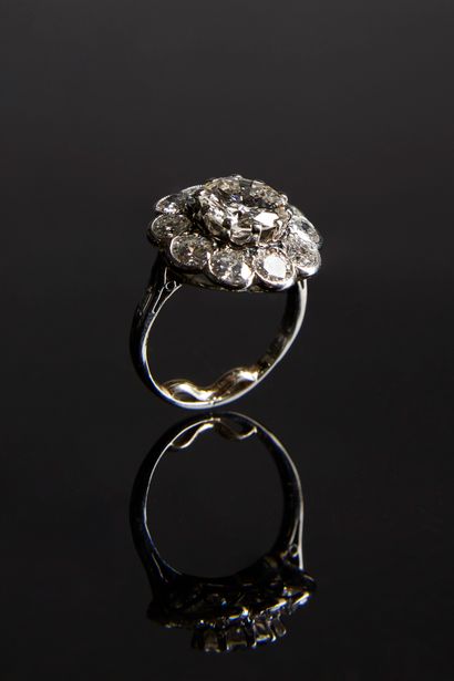 Bague marguerite en platine 950/°°° ornée...