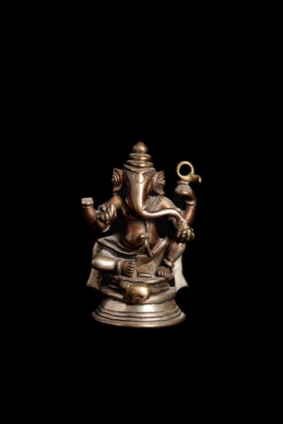 Trois statuettes en cuivre et bronze, représentant...