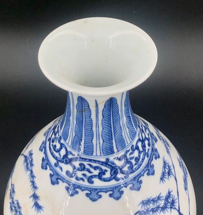 Vase pansu à col légèrement évasé en porcelaine...