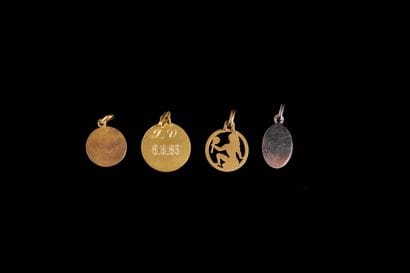 Quatre médailles en or 750/°°° : la première...