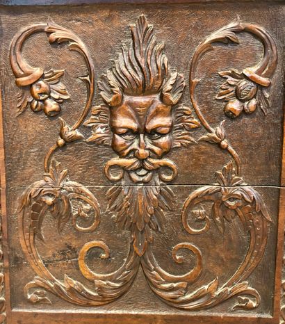 COFFRE À BOIS EN NOYER RICHEMENT SCULPTÉ...