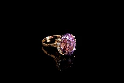 Bague cocktail ornée d'une importante améthyste...