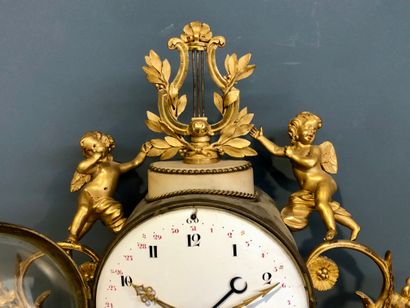 Pendule portique en marbre blanc veiné et...