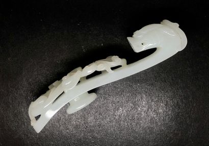 Fibule en jade blanc, à décor sculpté de...