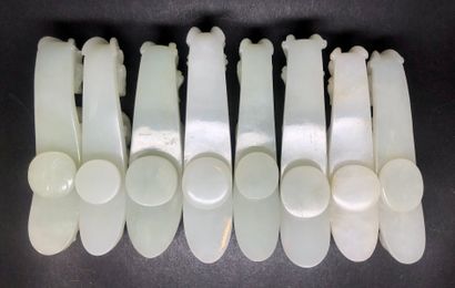 Ensemble de huit fibules en jade céladon,...