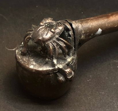 Yatate en bronze, à décor d’un crabe. 
Japon,...