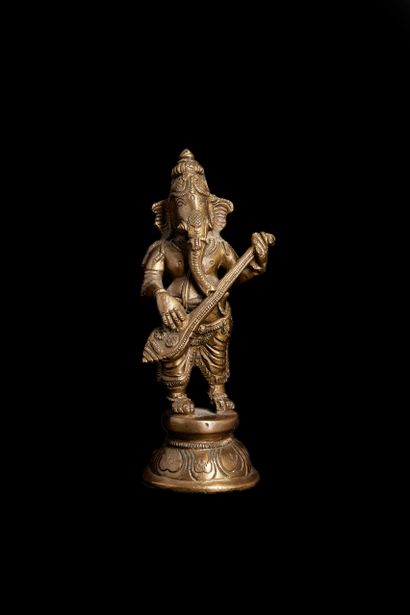 Trois statuettes en cuivre et bronze, représentant...