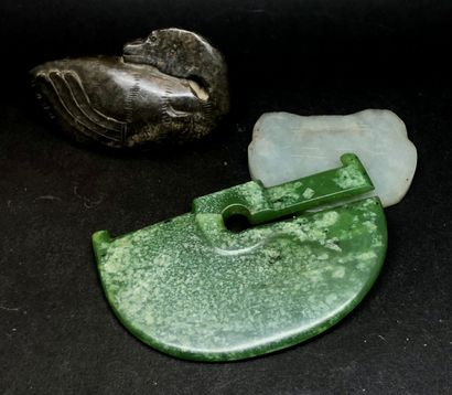 Lot comprenant deux pendentifs, l’un en serpentine...
