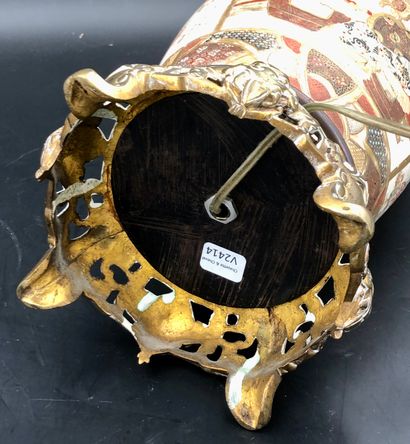 Vase en faïence de Satsuma, à décor de dignitaires...