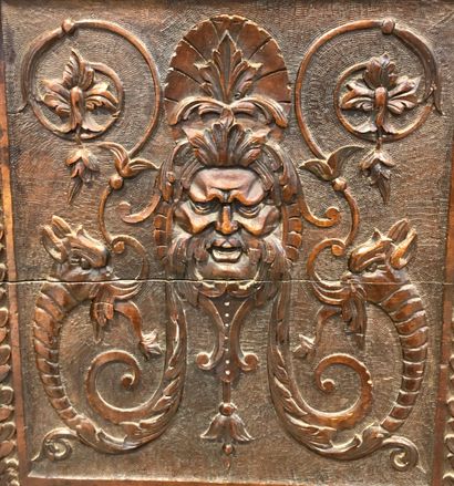 COFFRE À BOIS EN NOYER RICHEMENT SCULPTÉ...