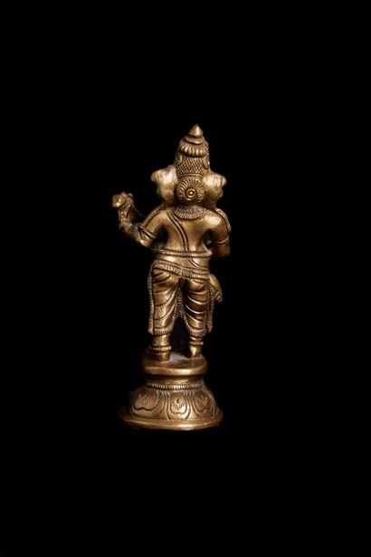 Trois statuettes en cuivre et bronze, représentant...