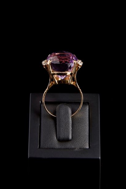 Bague cocktail ornée d'une importante améthyste...