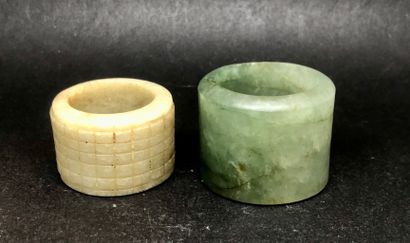 Deux bagues d’archer en jade et serpentine....