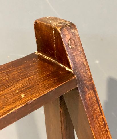 Une chaise en chêne mouluré et patiné formant...