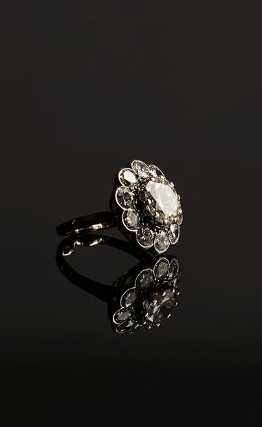 Bague marguerite en platine 950/°°° ornée...