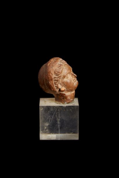 Tête de statuette féminine 
Terre cuite brune...
