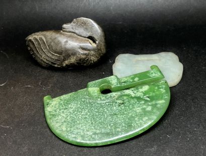Lot comprenant deux pendentifs, l’un en serpentine...
