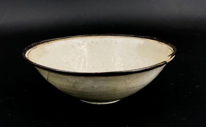 Coupe en porcelaine de type Qingbai, à décor...