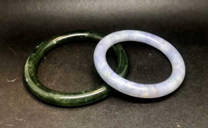 Deux bracelets joncs, l’un en jadéite mauve,...