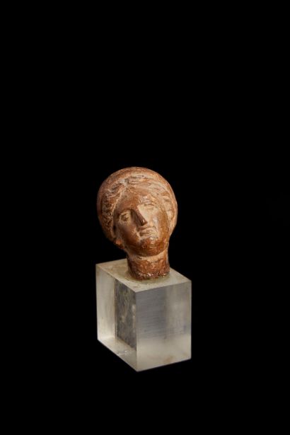 Tête de statuette féminine 
Terre cuite brune...