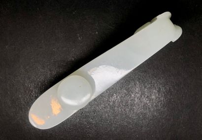 Fibule en jade blanc, à décor sculpté de...
