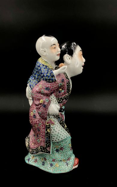 Chine, XXe siècle, 
Sujet en porcelaine et...