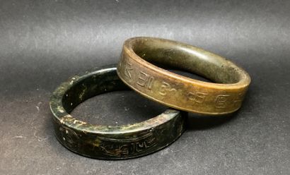 Deux bracelets en jade, à décor de sapèques...