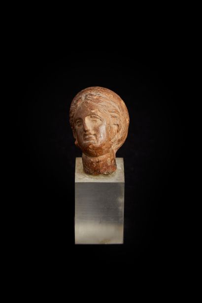 Tête de statuette féminine 
Terre cuite brune...