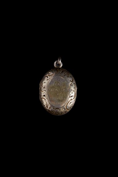 Pendentif ovale en argent partiellement vermeillé...