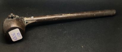 Yatate en bronze, à décor d’un crabe. 
Japon,...