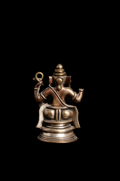 Trois statuettes en cuivre et bronze, représentant...