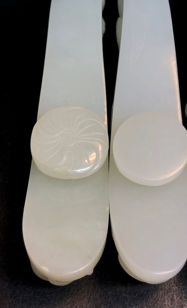 Ensemble de huit fibules en jade céladon,...