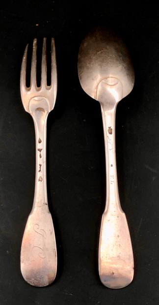 Un couvert (grandes cuillère et fourchette)...