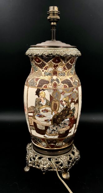 Vase en faïence de Satsuma, à décor de dignitaires...