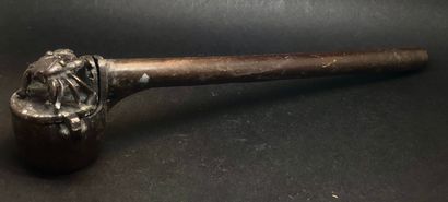 Yatate en bronze, à décor d’un crabe. 
Japon,...