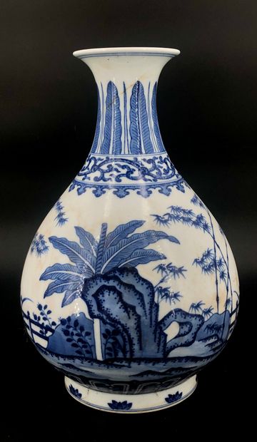 Vase pansu à col légèrement évasé en porcelaine...