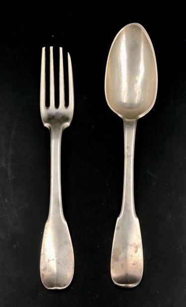 Un couvert (grandes cuillère et fourchette)...