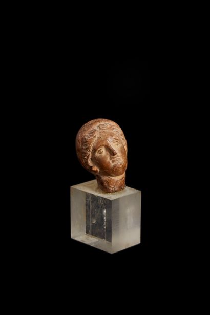 Tête de statuette féminine 
Terre cuite brune...