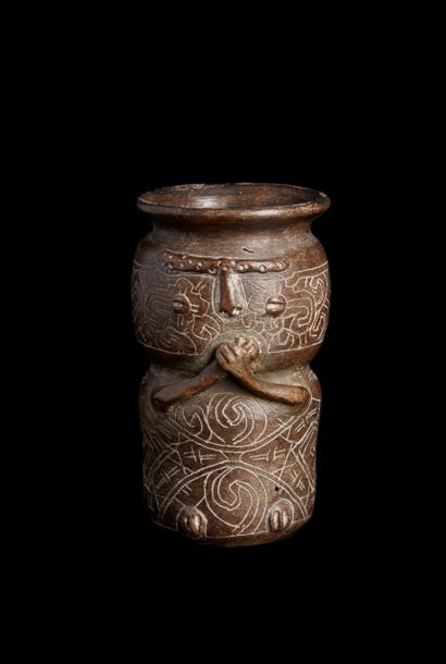 Petit vase cylindrique anthropomorphe figurant...
