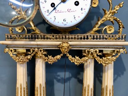Pendule portique en marbre blanc veiné et...