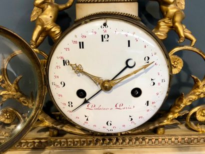Pendule portique en marbre blanc veiné et...