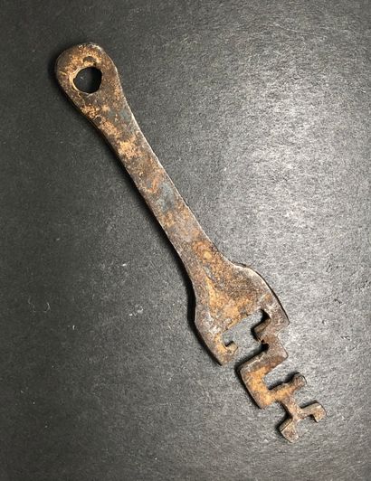 Clé à platine ajourée en bronze. 

Anneau...